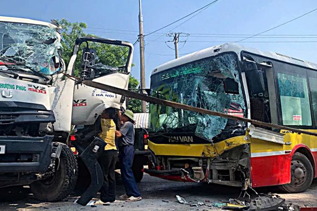 Liên tiếp 2 vụ va chạm xe buýt, Hà Nội yêu cầu chấn chỉnh những gì?